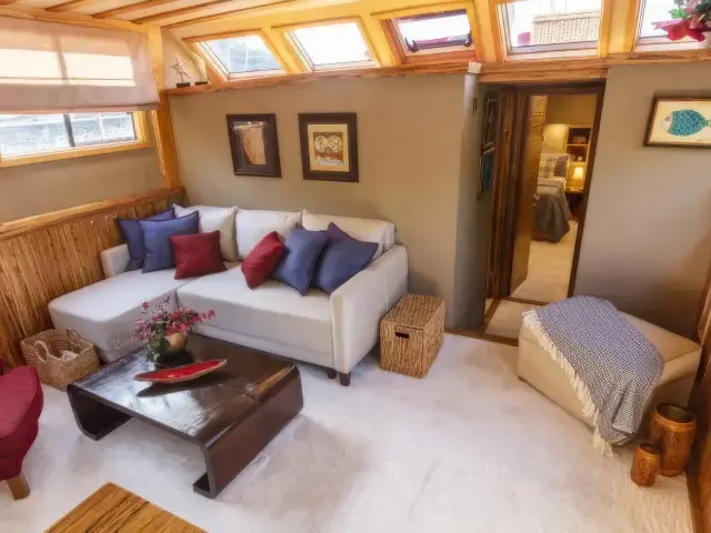 Yacht Le Rouge saloon