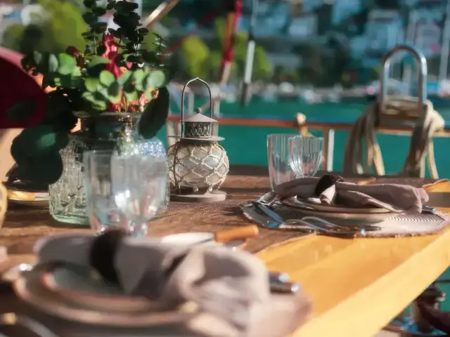 Yacht Le Rouge dining table