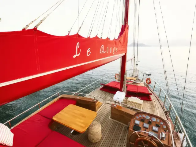 Yacht Le Rouge deck