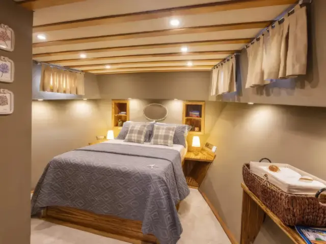 Yacht Le Rouge cabin