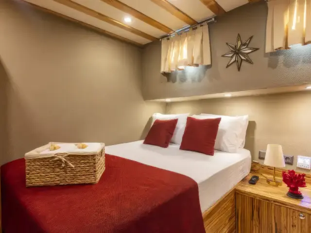 Yacht Le Rouge cabin