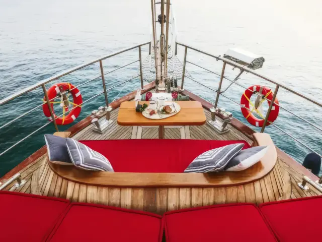 Yacht Le Rouge deck