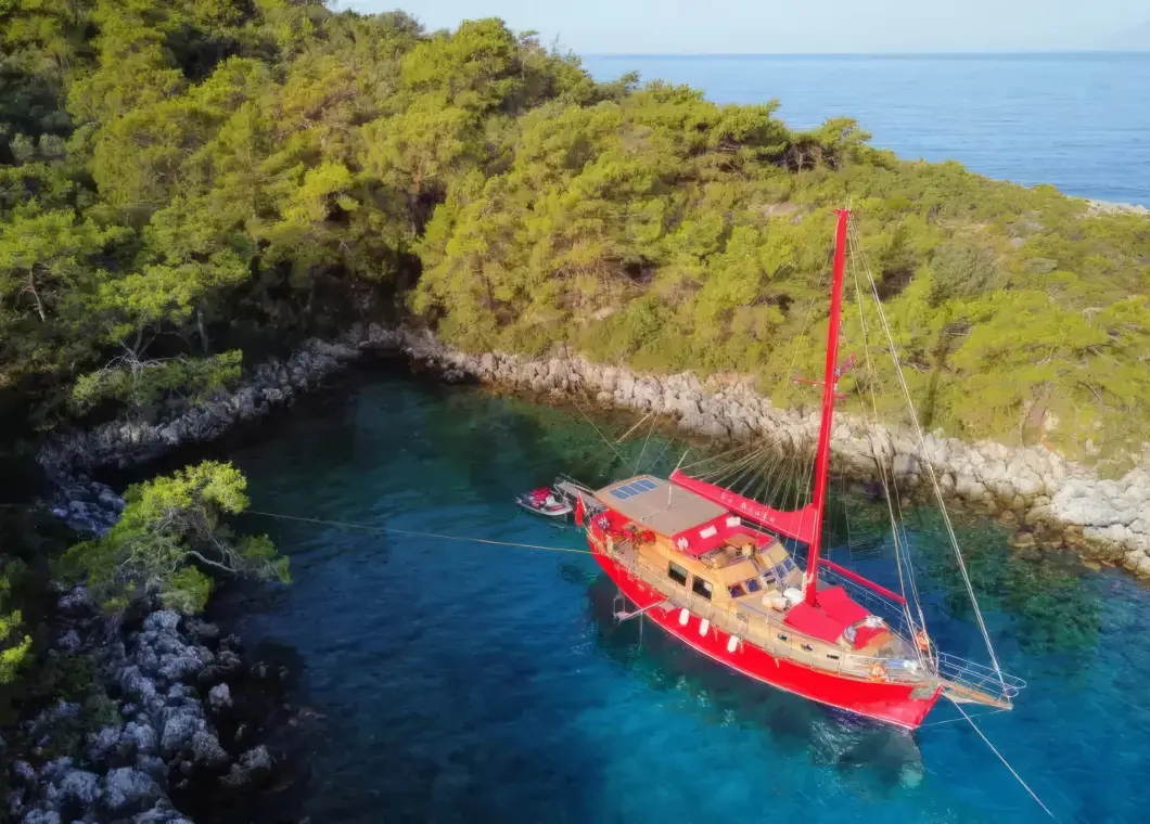 Yacht Le Rouge on anchor