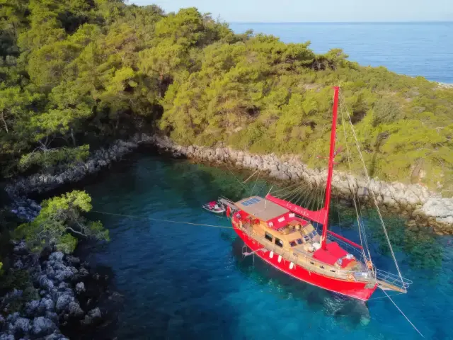 Yacht Le Rouge on anchor
