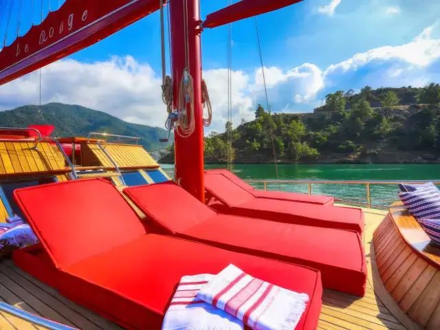 Yacht Le Rouge deck