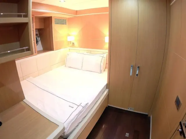 Yacht Zelda cabin
