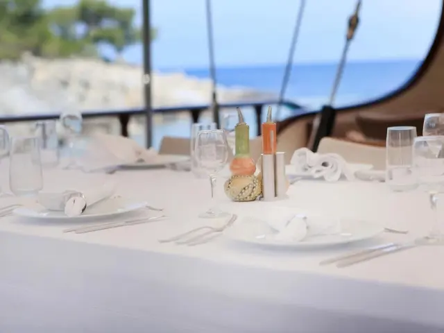 Yacht Zelda dining table