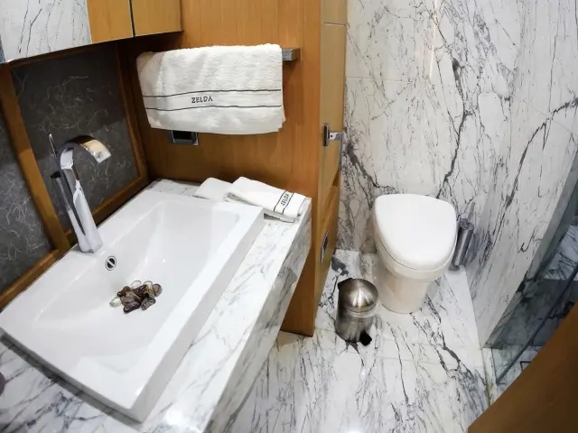Yacht Zelda cabin bathroom