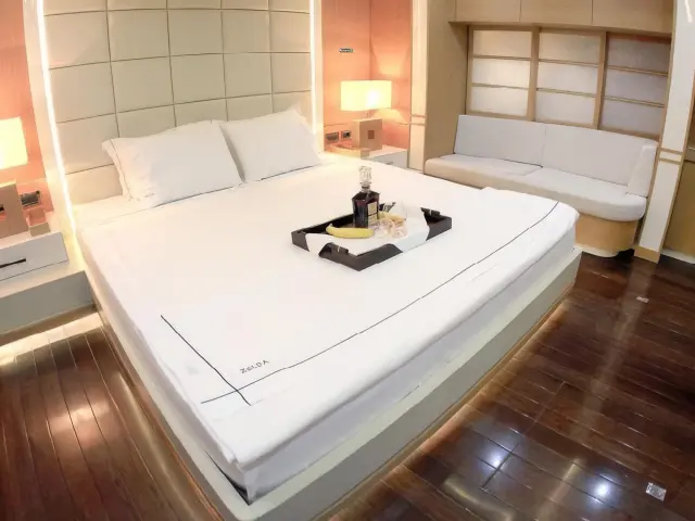 Yacht Zelda cabin