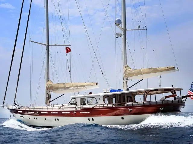 Yacht Zelda side view