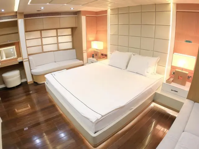 Yacht Zelda cabin
