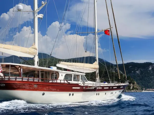 Yacht Zelda side view