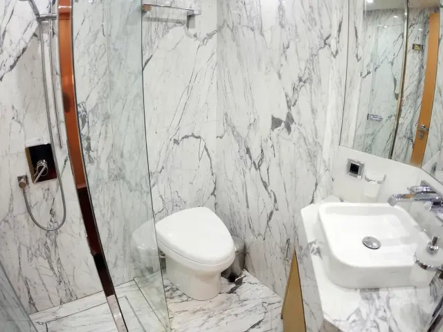 Yacht Zelda cabin bathroom