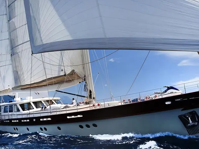 Yacht Zelda side view