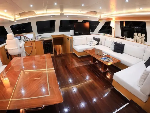 Yacht Zelda saloon