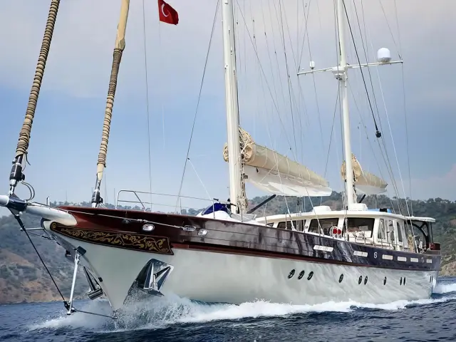 Yacht Zelda side view