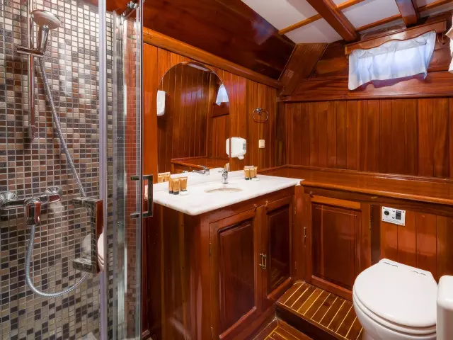 Yacht Croatia cabin bathroom