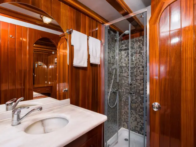 Yacht Croatia cabin bathroom