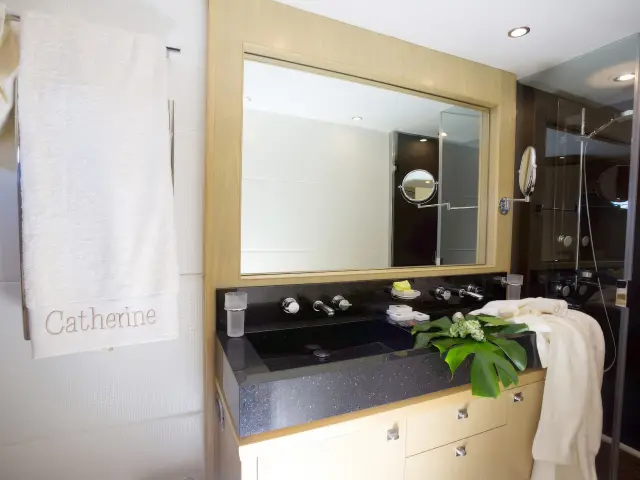 Yacht Catherine cabin bathroom