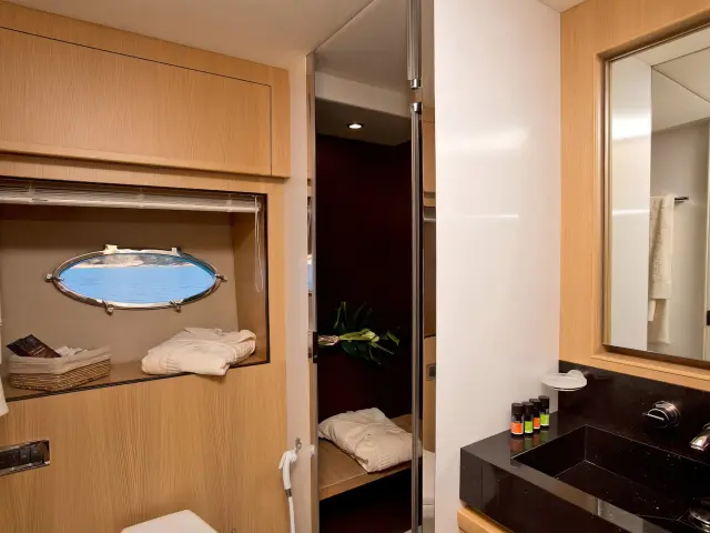 Yacht Catherine cabin bathroom