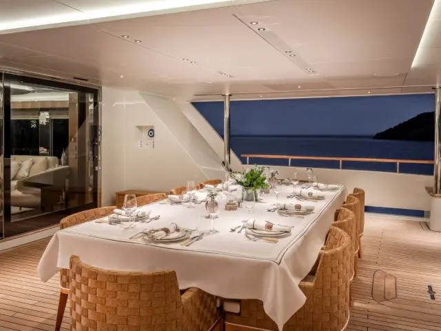 Yacht Sunrise dining table