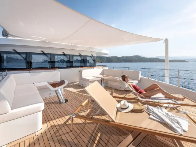 Yacht Sunrise flybridge