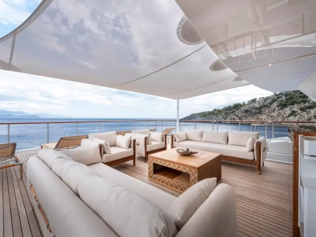 Yacht Sunrise flybridge