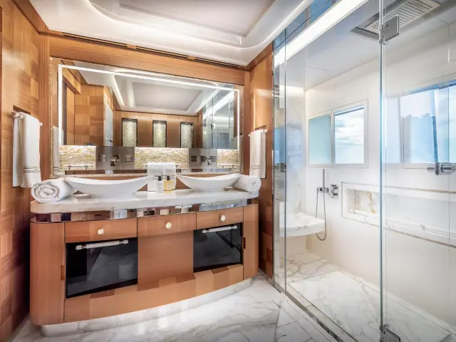 Yacht Sunrise cabin bathroom