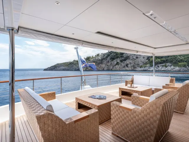Yacht Sunrise flybridge