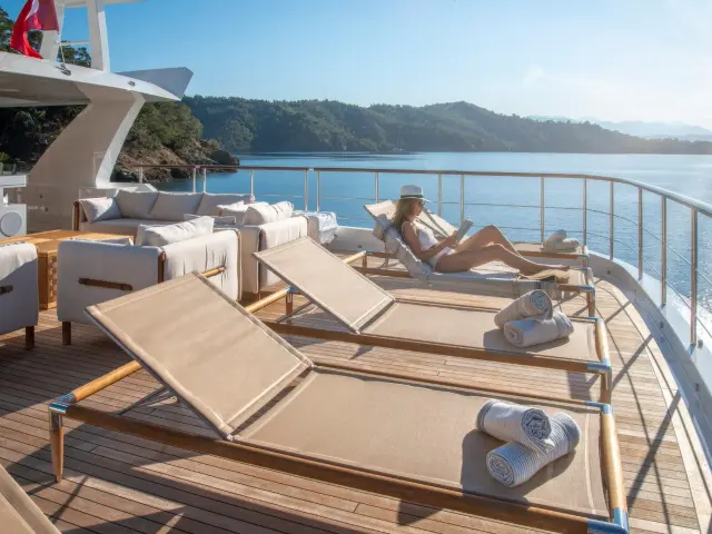 Yacht Sunrise flybridge