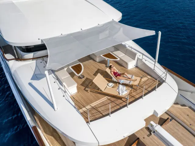 Yacht Sunrise flybridge