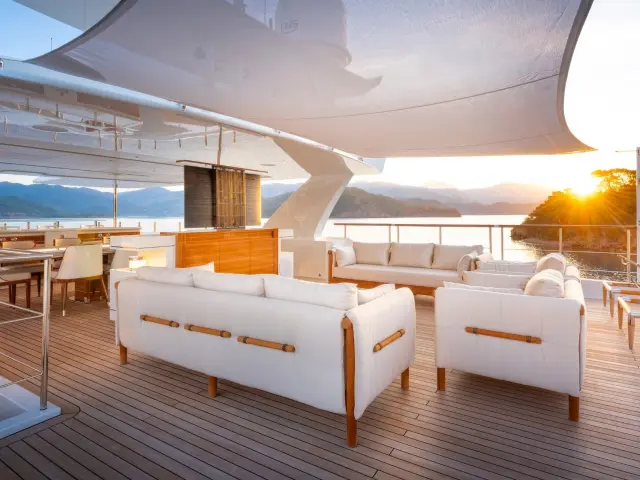 Yacht Sunrise flybridge