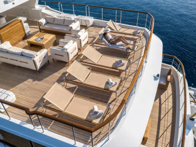 Yacht Sunrise flybridge