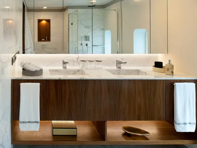 Yacht Orient Star bathroom