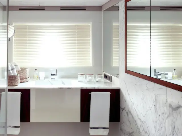 Yacht Orient Star bathroom