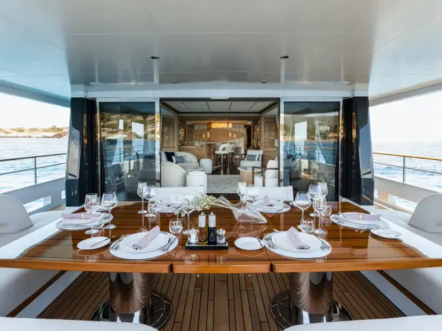 Yacht Calypso I dining table