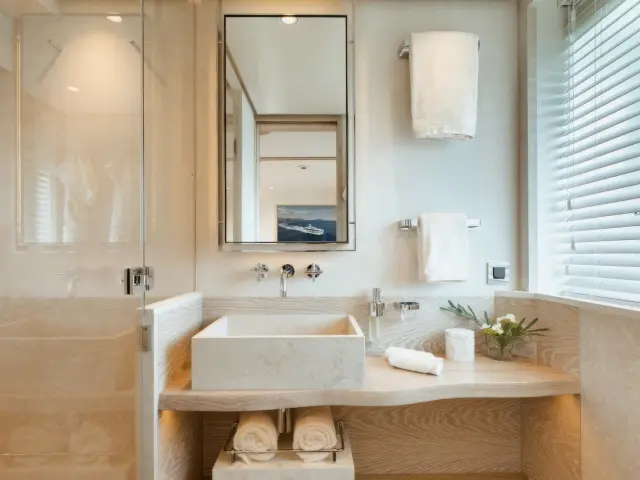 Yacht Calypso I cabin bathroom