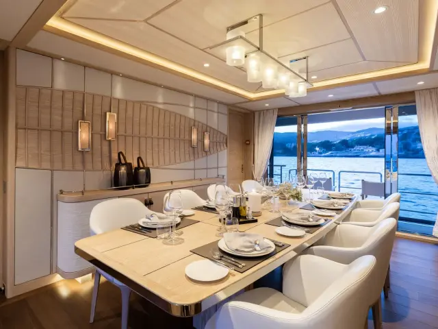 Yacht Calypso I saloon