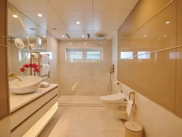 Yacht Coral Ocean bathroom