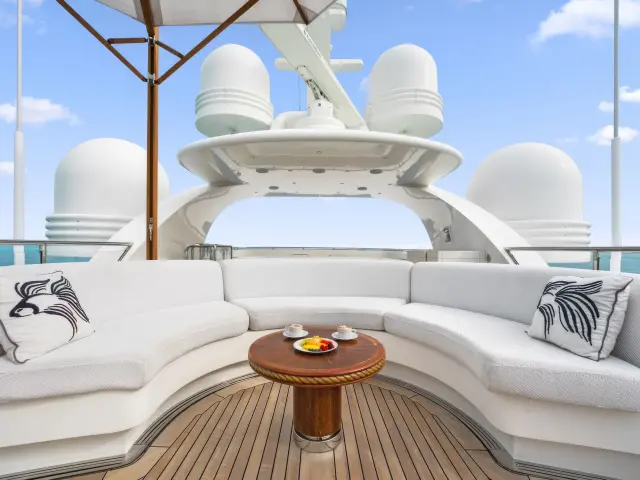 Yacht Moca flybridge