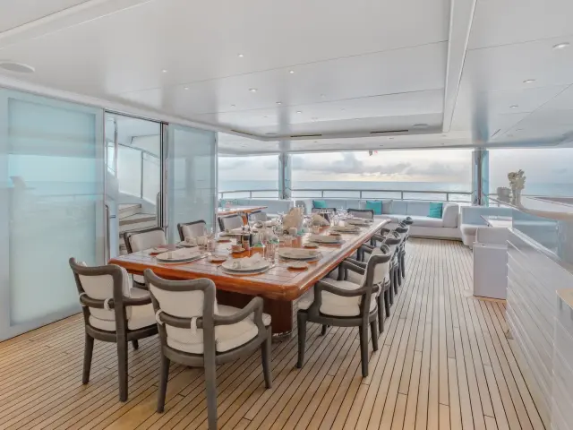 Yacht Moca dining table