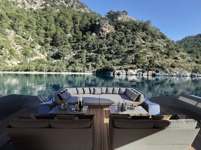 Yacht Illusion II photo