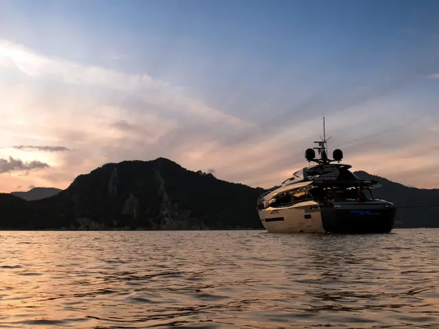 Yacht FX 38 front view