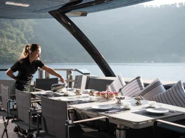 Yacht FX 38 dining