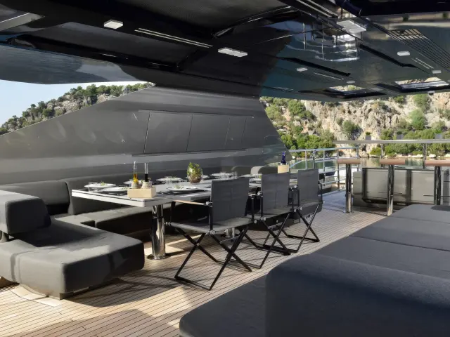 Yacht FX 38 dining table