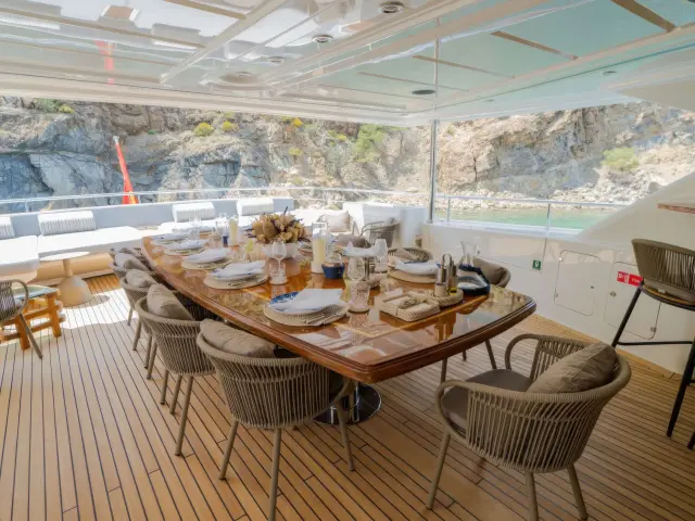 Yacht Ariela dining table