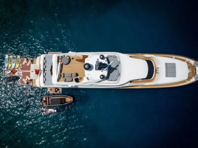 Yacht Ariela top-down view