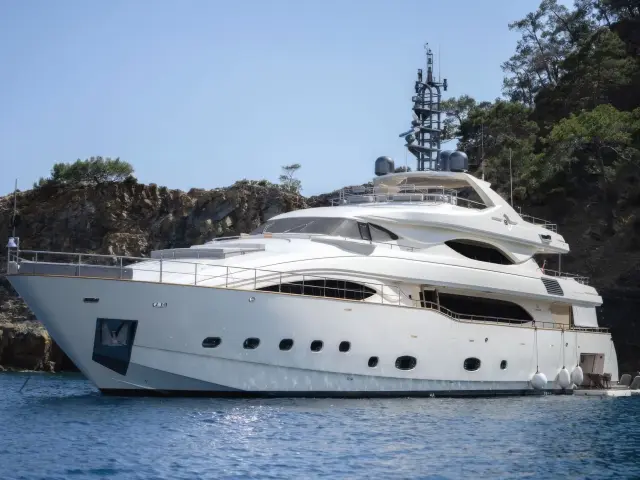 Yacht Ariela side view