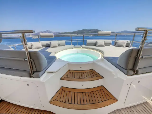 Yacht Ariela Jacuzzi