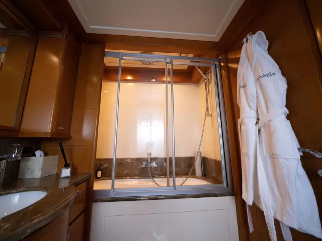 Yacht Ariela bathroom